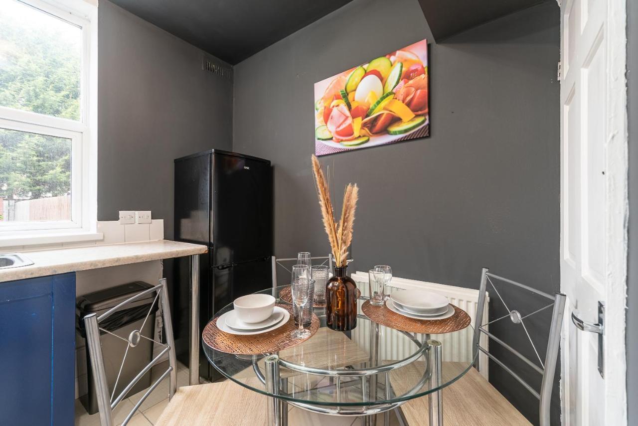 J'S Home Away From Home Fresh 2 Bedroom Garden Parking キングストン・アポン・ハル エクステリア 写真