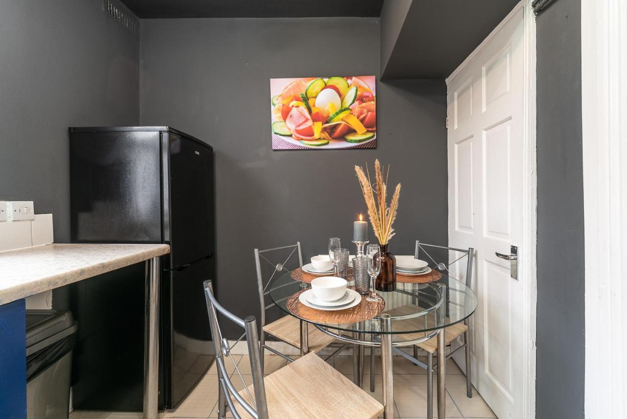 J'S Home Away From Home Fresh 2 Bedroom Garden Parking キングストン・アポン・ハル エクステリア 写真