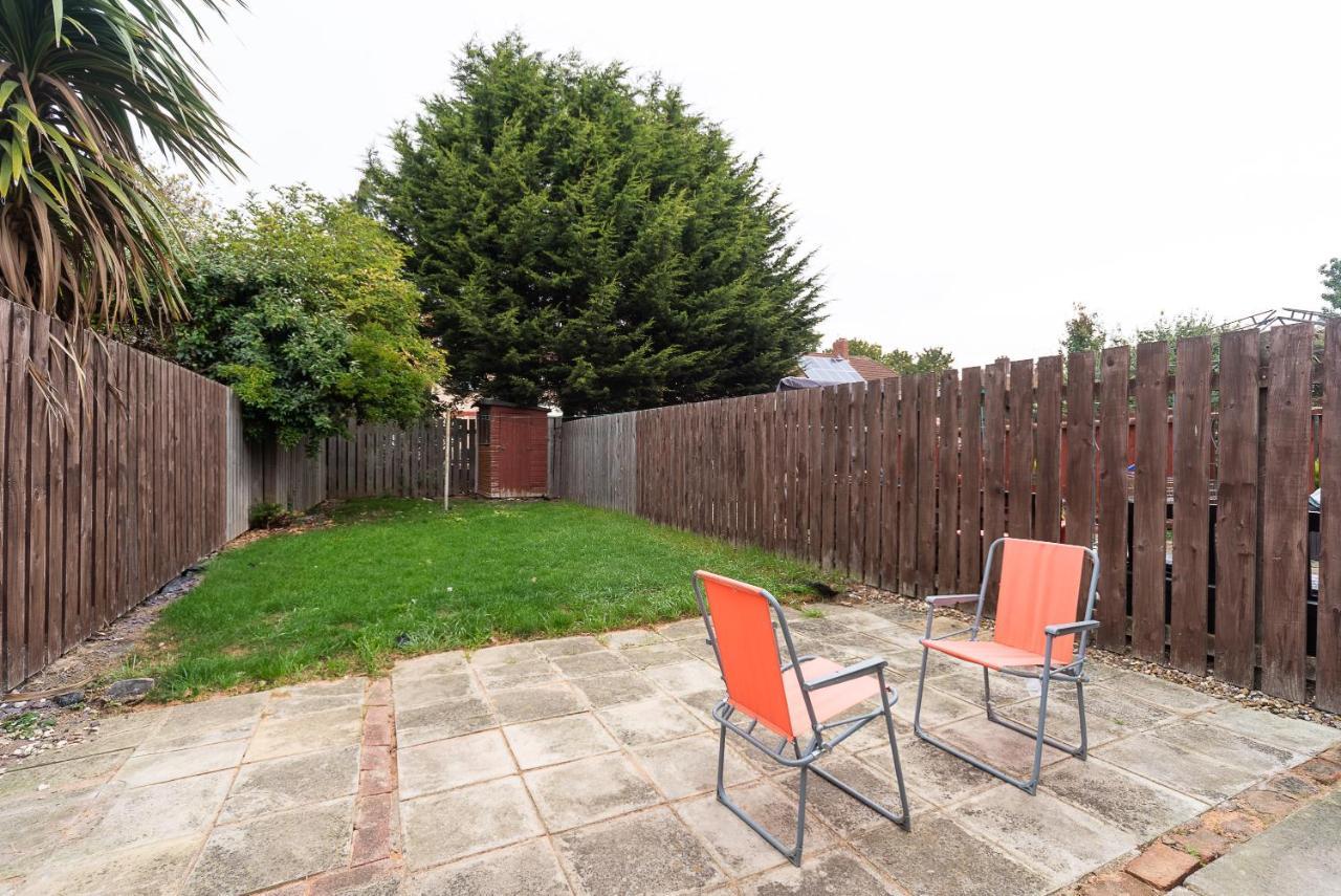 J'S Home Away From Home Fresh 2 Bedroom Garden Parking キングストン・アポン・ハル エクステリア 写真